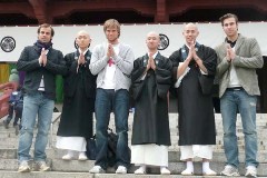 spirituelle Begegnung. Philipp Zeller, Moritz Frste und Christopher Zeller mit drei japanischen Mnchen.