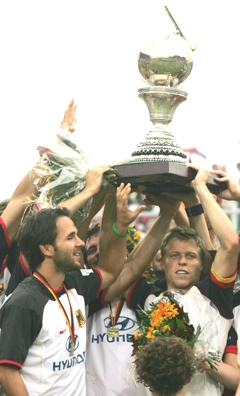 Weienborn mit Kapitn Timo We und dem WM-Pokal 2006.