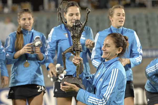 Luciana Aymar stemmt die Champions Trophy. Der argentinische Sieg sicherte Deutschland die Turnierzugehrigkeit. Copyright: worldsportpics.com