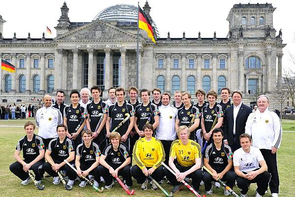 Das U21-Team mit Sponsor Michael Stiebitz vor dem Reichstag. Foto: Norbert Meise