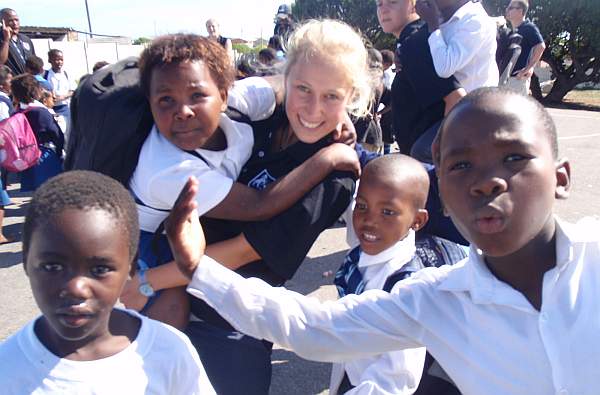 Nicola Knaust mit Township-Kindern in Sdafrika.