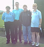 Cora Eilhardt (2.v.l.) mit ihren beiden schottischen Schiedsrichterkolleginnen und der Umpires Managerin.