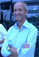 Peter von Reth, Chef des FIH Umpiring Committee, beobachtet die Schiedsrichter.