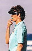 Heike Malina pfeift in Bremen.