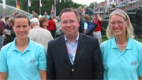 Cora Eilhardt und Ute Conen zusammen mit DHB-Schiedsirchterwart Jan-Jochen Rommel vor dem Endspiel.