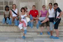 Die ganze Schiedsrichtertruppe auf Besichtigungstour in Indien.