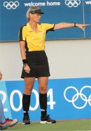 Ute Conen pfeift in Canberra ihre sechste Trophy.