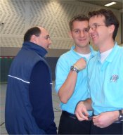 Siegfried Bartenschlager bei einer Besprechung mit Peter Hippler und Malik Schulze.
