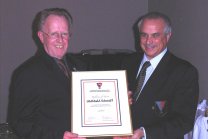 Willibald Schmidt (links) erhlt aus der Hand von EHF-Prsident Paolo Negre das Diploma of Merit; Bild: Christiane Purps