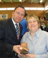 Jan-Jochen Rommel verabschiedet Claudia Pape.