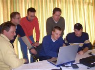 Schiedsrichter und Beobachter beim Sttzpunktseminar Nord bei der Gruppenarbeit, hier bei der Videoanalyse.