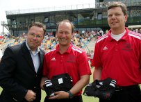 Jan-Jochen Rommel ehrt Markus Petter fr seinen 400. und Richard Wolter fr seinen 500. Bundesligaeinsatz. (c) Dr. W. Sternberger.