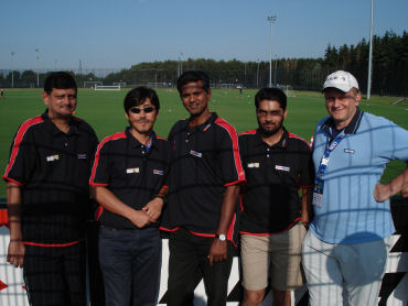 WM-Schiedsrichter Amarjit Singh, Hong Lae Kim, Sumesh Putra, Kumar Satinder zusammen mit Shuttle Driver Martin Walter zu Besuch im Borussia-Park (Fußball).