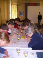 Bundesligaschiedsrichter bei der Regelprfung.
