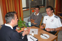 Carsten Moeser in der Nachbesprechung eines Spiels mit Benjamin Gntgen und Christoph Matheja.