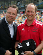 Markus Petter (rechts) - hier an der Seite von DHB-Schiedsrichterwart Jan-Jochen Rommel - darf sich auf Einstze bei den Asian Games freuen.