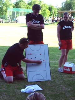 Letzte taktische Anweisungen vom Trainerteam. Foto: Schwettmann