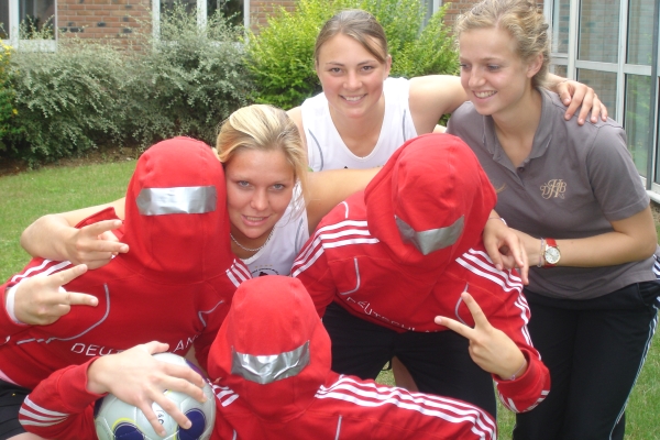 Blind-Fußball - ein Teil des Teambuildings, der offensichtlich Spaß machte.