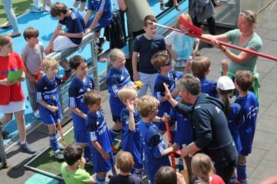 Peter bei der Siegerehrung der 8. Hockey-Grundschulmeisterschaft