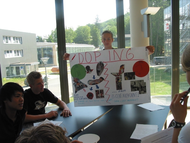Ivo Breitenbruch (mit Plakat) und Tim Schiffer (links daneben) waren die beiden Hockeyvertreter