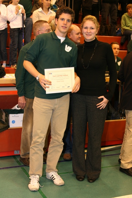 Daniel Henke erhlt aus den Hnden von Grit Sonntag (Vorstandsmitglied der Deutschen Sportjugend DSJ als Ehrengast beim Hockey) das internationale Youth Leadership Certificate 2008 der FIH