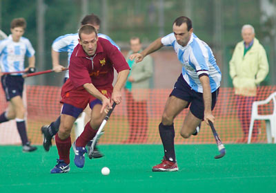 Peter ist 35 und spielt gerne Hockey. Jetzt muss er beim Stoppen des Balls seinen Schlger besser festhalten als noch vor 4 Wochen