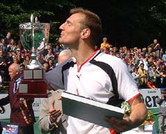 Kapitän Kunz mit Pokal